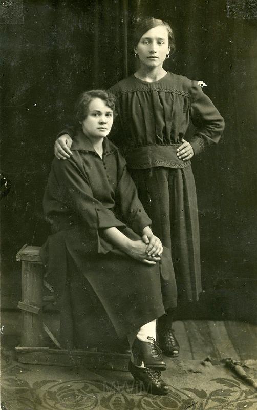 KKE 3482.jpg - Od lewej: Helena i Elżbieta Paszkowskie, Sarny, 1921 r.